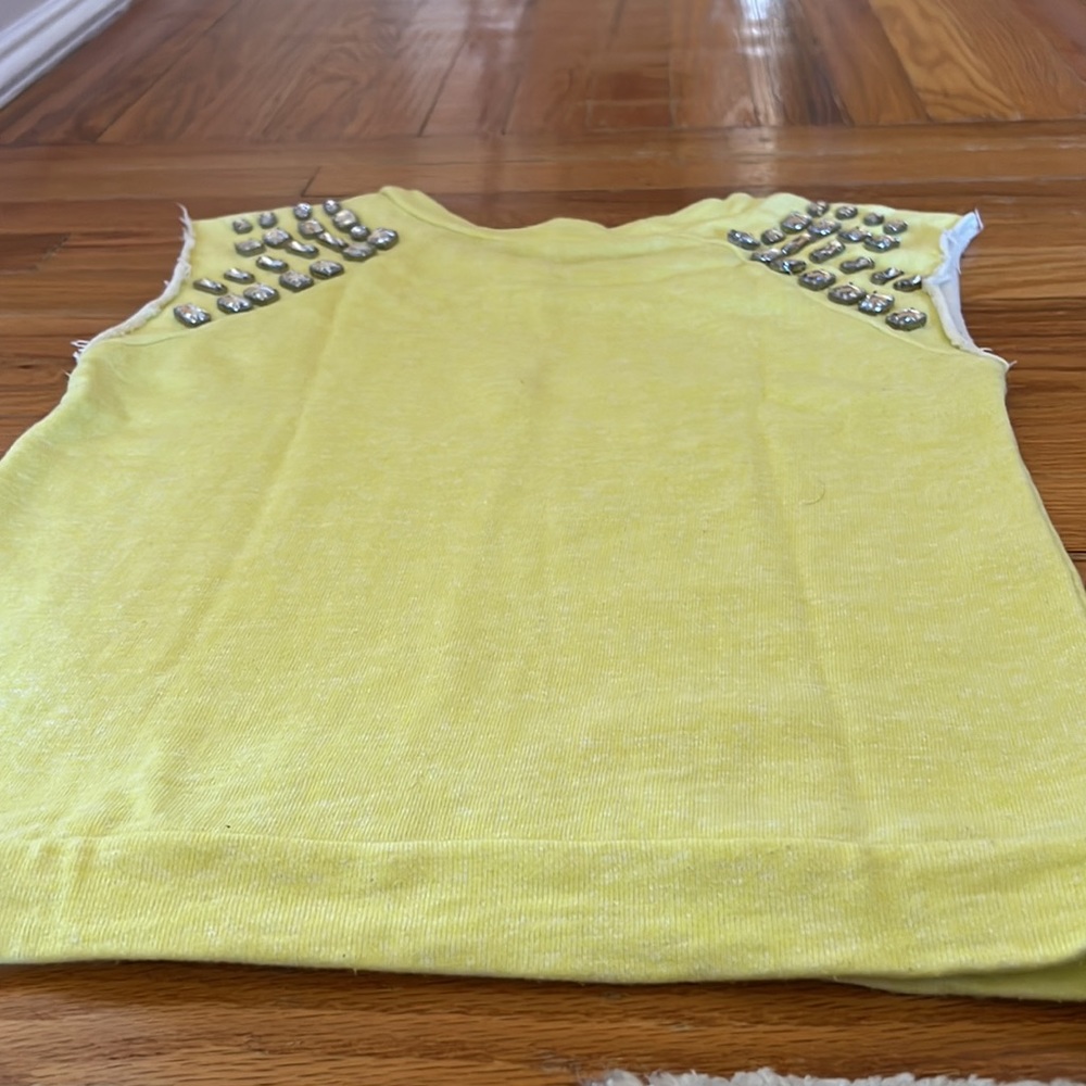 Women sleeveless top